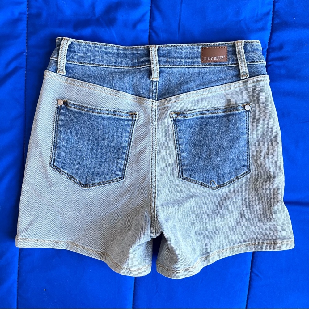 JUDY BLUE Two Tone Blue Denim Jean Shorts Medium - Picture 2 of 4